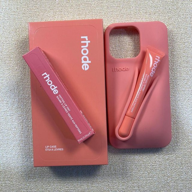 Rhode Silikon Handyhülle Set für iPhone 16 mit Lipgloss, stoßfest und mit Standfunktion, Orange - Bild 1