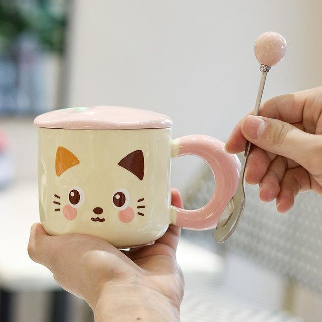 Keramiktasse mit Deckel im Cartoon-Design mit Kätzchen-Motiv von Yiran bag, Farben: Blau, Pink und Mehrfarbig, Volumen: 500 ml - Bild 1