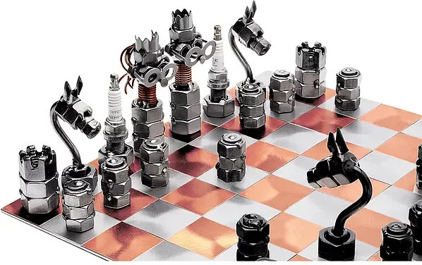 Hinz & Kunst Schachspiel mit Schraubenmännchen, Strategiespiel, Metall