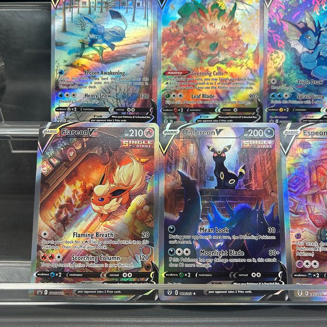Keeppley Pokémon Eevee-Familie Sammelkarte, Englische Refraktive Flash-Folienkarte - Bild 1