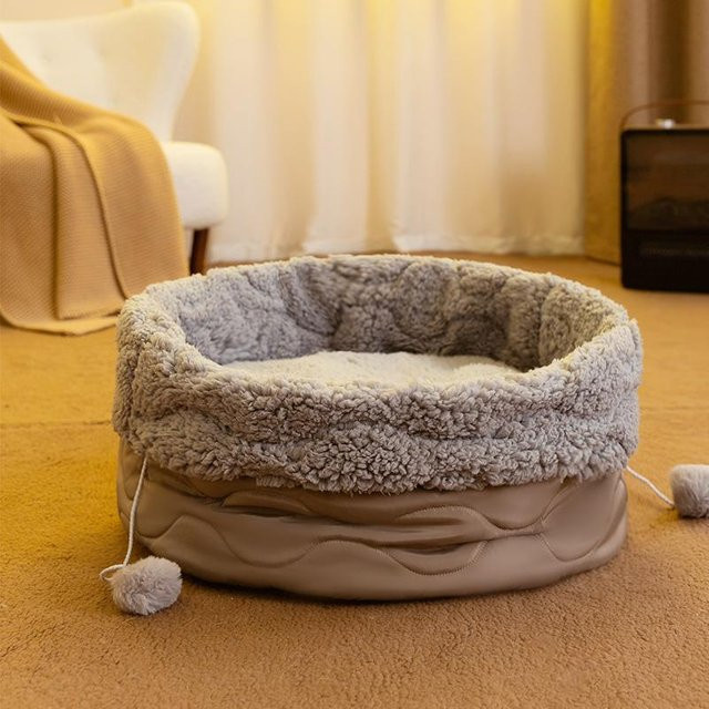 Faltbares Rundnest für Katzen aus Samt in Beige und Grün mit wärmender Wolkenstruktur - Bild 1