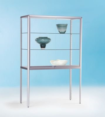 Standvitrine BST aus Aluminium und Glas in Silber mit 3 Fächern, abschließbaren Schiebetüren und hohen Beinen, B/T/H: 150 x 50 x 195 cm - Bild 1
