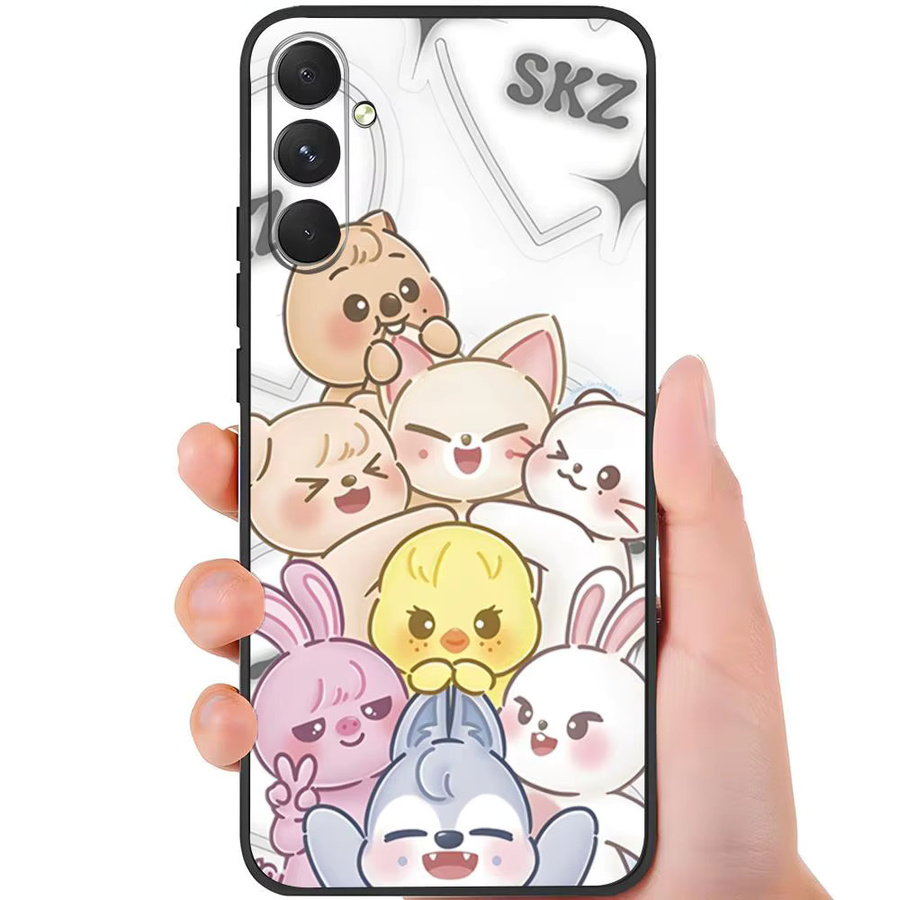 Stoßfeste Kpop S-Stray Kinder Handyhülle als Softcover für Samsung A25 A13 A33 5G A54 A36 A35 A56 A52 A14 in Schwarz und Multicolour - Bild 2