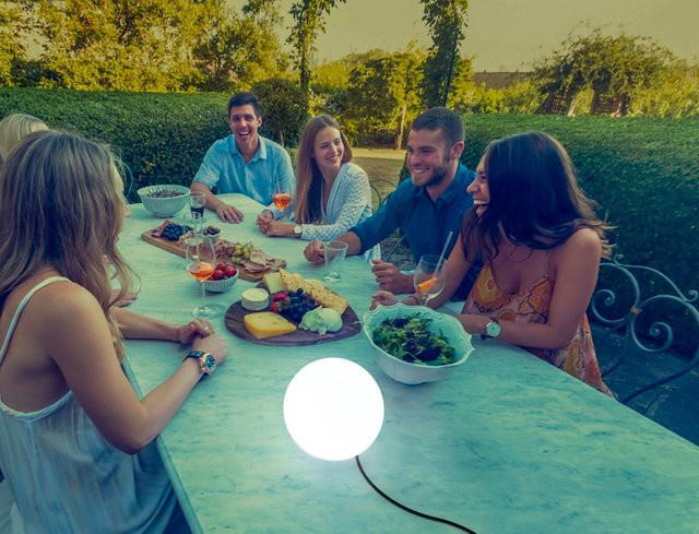 Lichtkugel Sphere LED-Gartenleuchte in Weiß, dimmbar mit Fernbedienung und Dämmerungssensor, IP68 wasserdicht, Durchmesser: 30 cm - Bild 1
