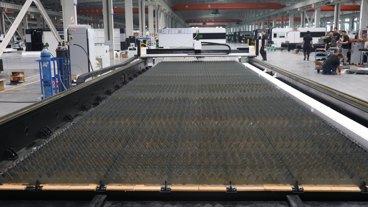 ACCTEK Großformat-Faserlaserschneidmaschine mit Erdungsschienentyp für einfachen Transport - Bild 4
