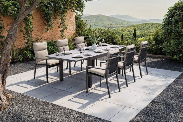 OUTFLEXX Premium Garten-Essgruppe aus Aluminium und Spraystone in Anthrazit Matt und Schwarz mit ausziehbarem Tisch und 6 Stapelsesseln inklusive Auflagen, Tisch B: 160 bis 260 cm, T: 100 cm - Bild 1