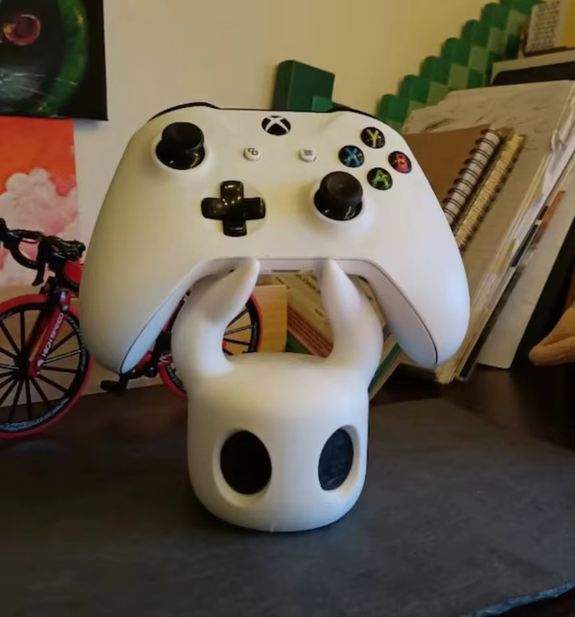 Universeller Spielcontroller-Ständer im Hollow Knight Design für PS4, PS5 und Nintendo Switch als Gaming-Zubehör für deinen Desktop - Bild 4