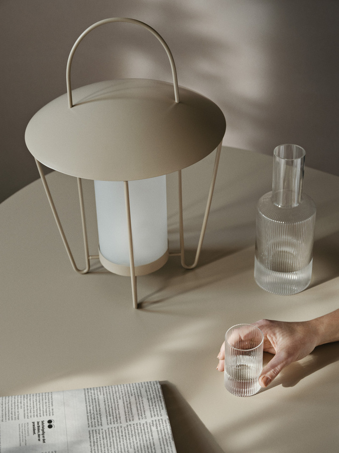 Ferm Living Abri Laterne aus Glas und Metall in Beige und Transparent für Garten, Balkon und Terrasse - Bild 2
