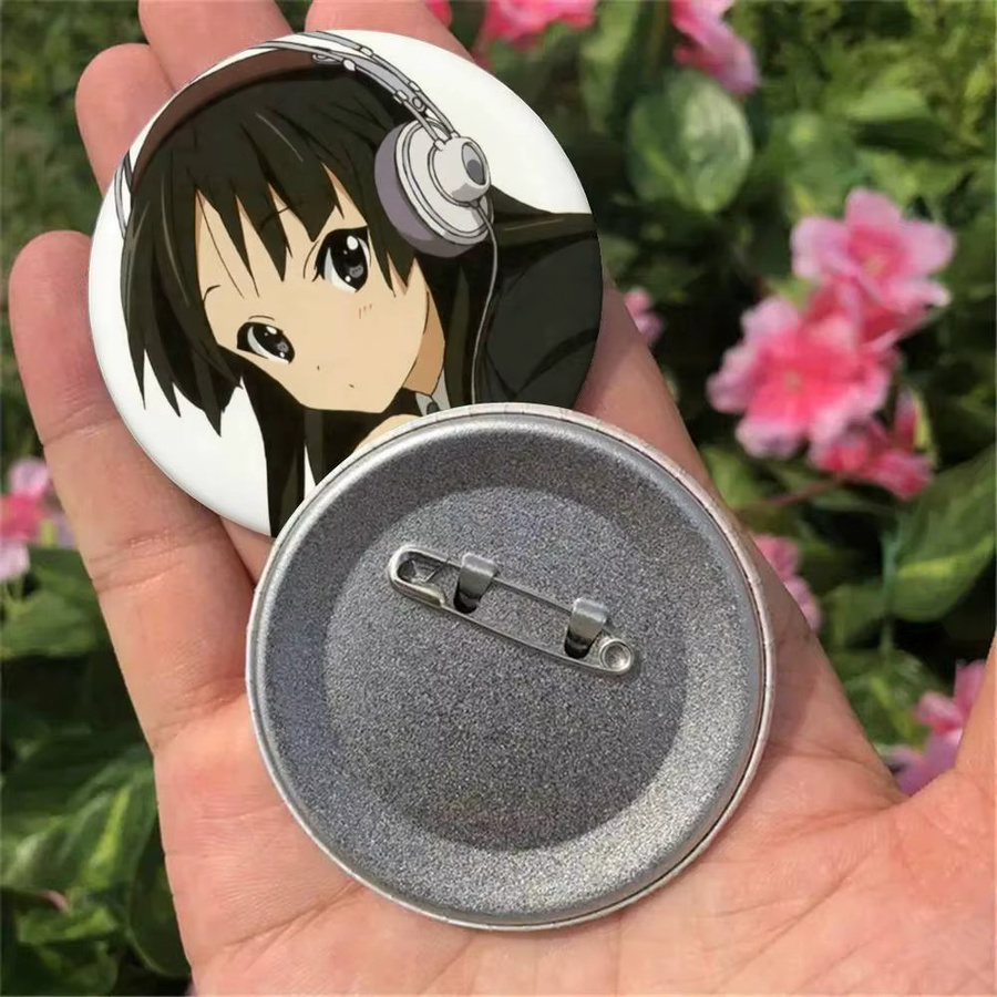 Brosche Akiyama Mio Anime-Charakter, Anstecknadel - Bild 2