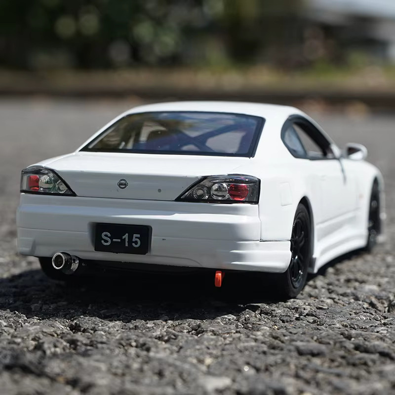 Welly Nissan Silvia S15 Modellauto aus Metall in Weiß im Maßstab 1:24 - Bild 3