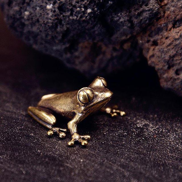 RunFree Miniatur Frosch Figur aus Messing in Schwarz und Gold als Vintage Tier Ornament für Schreibtisch und Teetisch Dekoration - Bild 1