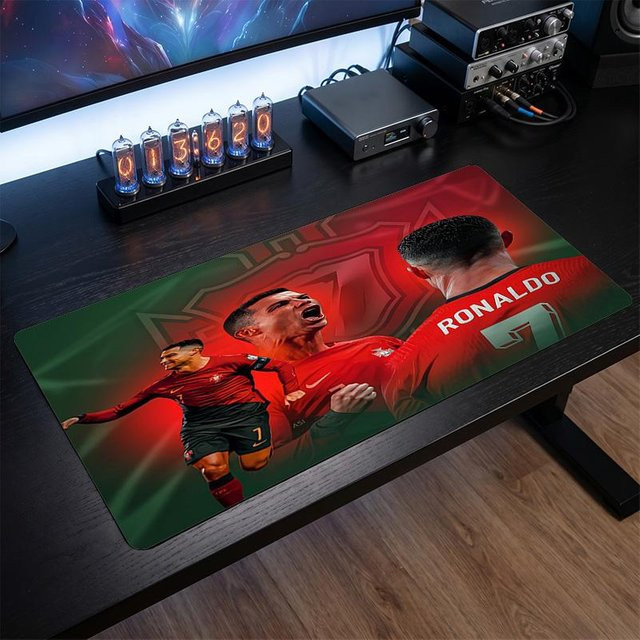 WildHue B Cristiano Ronaldo Wappen Mauspad, rutschfeste Schreibtischmatte für Gaming und Büro, Multicolor, B/T: 60 x 30 cm - Bild 1