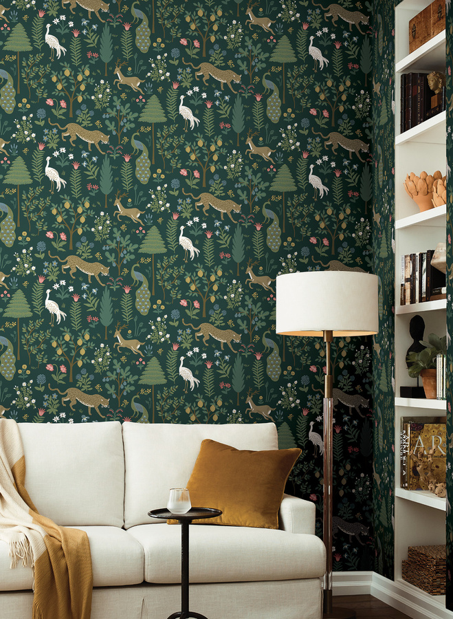 Rifle Paper Co. Tapete Menagerie RP7306 mit floralem Tier- und Pflanzenmuster in Grün im Vintage-Stil aus Vlies - Bild 1