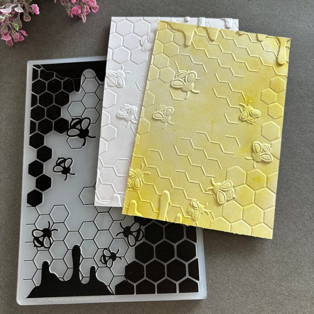 Geprägte Kunststoffmappe mit Honeycomb-Struktur für Card Making und Scrapbooking, Breite: 12,7 cm, Höhe: 17,8 cm - Bild 1