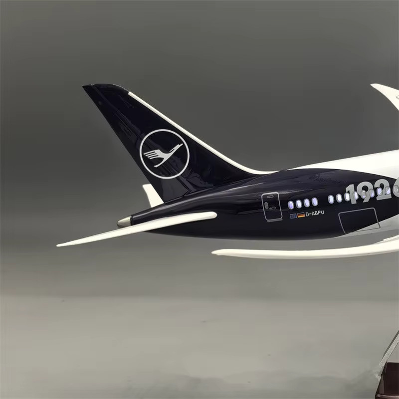 ZOCO Lufthansa B787 Airways 100. Jubiläums-Gedenkmodell, Modellflugzeug, 1:130, mit LED-Beleuchtung, ab 14 Jahren - Bild 2