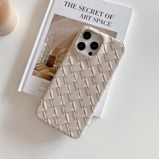 Caque Geflochtene Lederschutzhülle für iPhone 15 in Beige mit weichem Silikon und Stoßfestem Rückenschutz - Bild 1