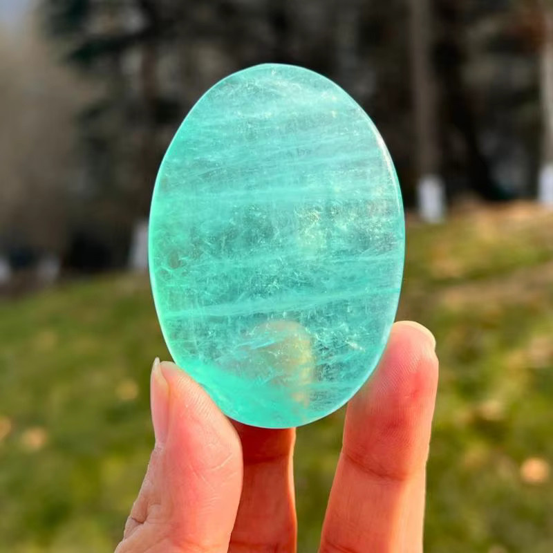 Grüner Fluorit-Handstein von CrystalHola in ovaler Form zur Aura-Reinigung und Unterstützung der Kommunikation - Bild 4