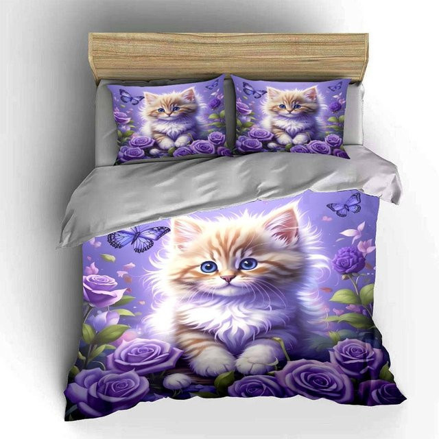 Dreiteiliges Bettwäsche-Set mit Kätzchen-Motiv im Blumengarten, Farbe Lila, Material Mikrofaser, B/H: 140 x 210 cm - Bild 1