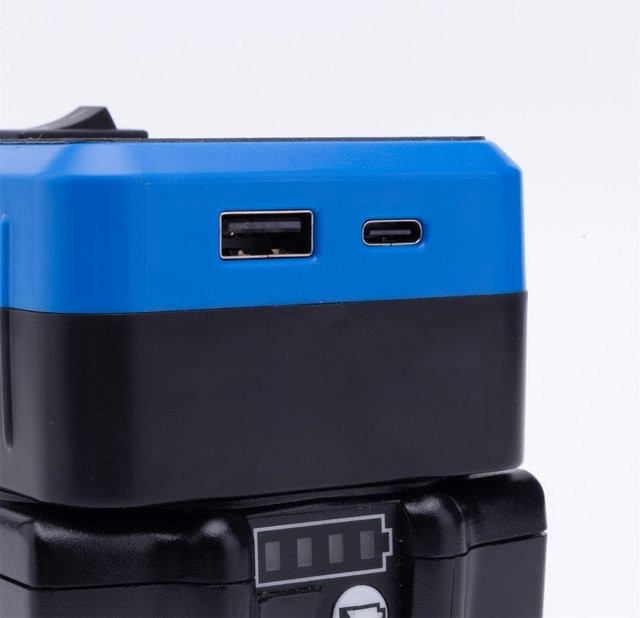 Parkside Adapter-Powerbank in Blau für Milwaukee/Makita 18 V und Parkside X20V Lithium-Batterien mit schneller Ladeschnittstelle für Mobiltelefone und Tablets - Bild 1