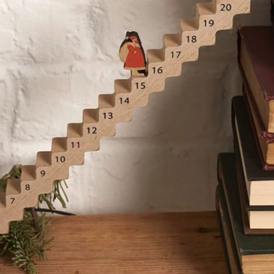 APWIKOGER Adventskalender aus Holz mit Weihnachtsmann auf Holztreppe als Weihnachts-Countdown-Dekoration - Bild 3
