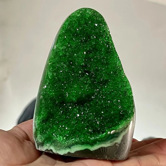Grüner Kristallcluster Geodenquarz von CrystalHola als Tischdekoration aus Naturstein - Bild 1