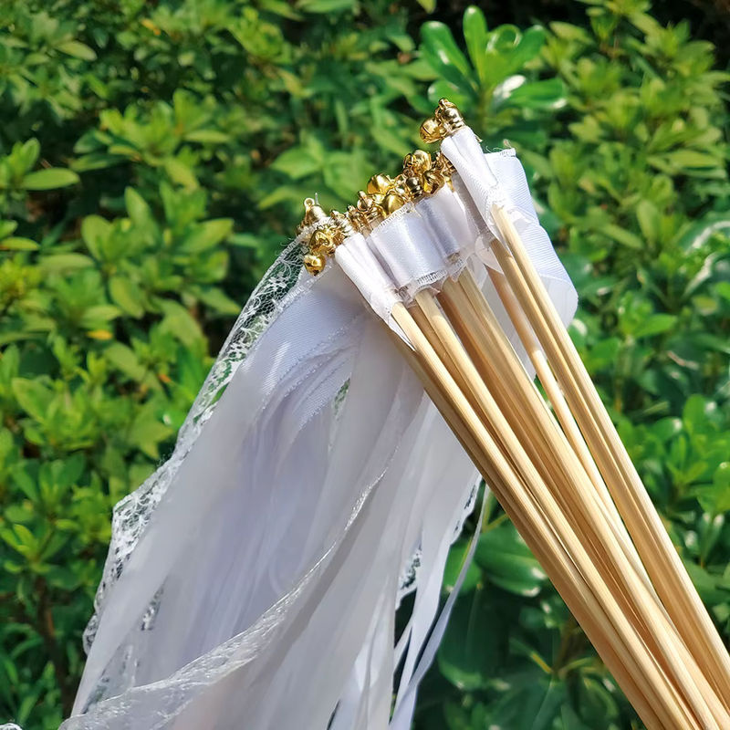 Weiße Bandstäbe mit goldenen und silbernen Glocken als Hochzeitsdekoration und Party-Requisite - Bild 4