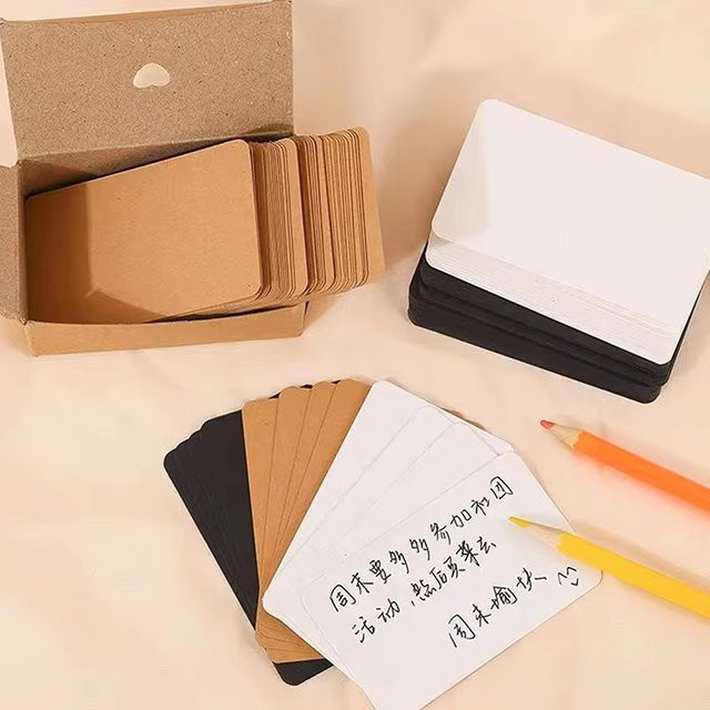 100 Stück Blanko-Grußkarten aus Kraftpapier mit abgerundeten Kanten inklusive weiße und schwarze Umschläge in Braun, Weiß und Schwarz - Bild 1