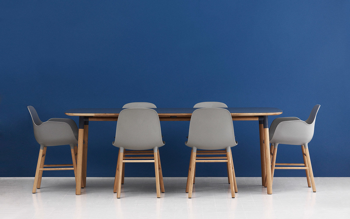 Normann Copenhagen Form Armlehnstuhl mit lackiertem Metallgestell in Schwarz - Bild 2