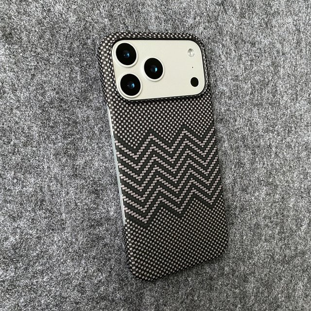 szHAIyu Magnetische iPhone Handyhülle mit Kohlefaser-Kevlar-Muster und MagSafe Unterstützung, stoßfeste Schutzhülle für iPhone 17 16 15 14 13 12 11 Pro Max, Schwarz oder Grün - Bild 1