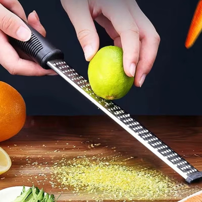 PDQ Multifunktions-Käsereibe aus Edelstahl in Silber für Käse, Zitrone, Schokolade und Gemüse - Bild 2