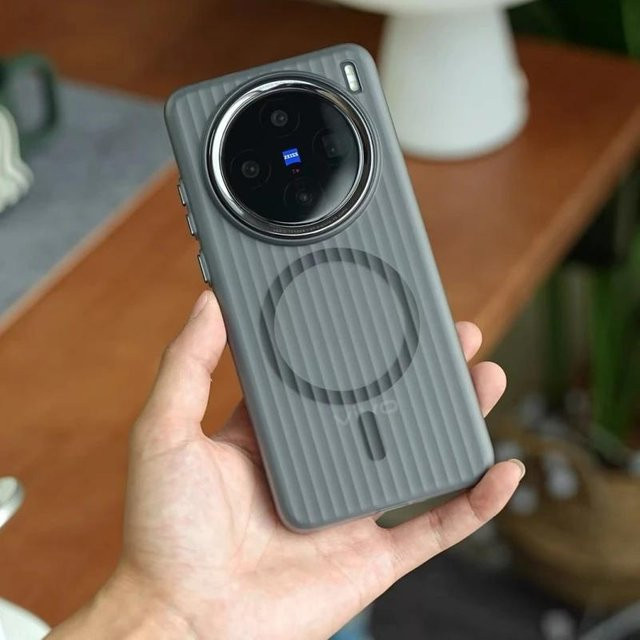 Magnetische Schutzhülle für Vivo X200 Pro, Mini, X100 Ultra und X300 in Transparent Matt Schwarz mit Stoßfestem Bumper und Gepäckstreifen-Design - Bild 1