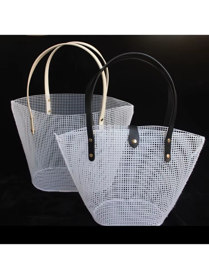 DIY-Werkzeugset für handgewebte Taschen aus schwarzem Mesh-Kunststoff mit Stickerei in Schwarz und Weiß - Bild 2