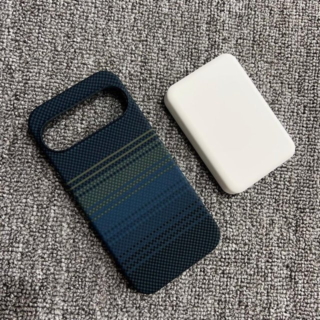 Mattierte Halbborder aus Kohlefaser und Kevlar für Google Pixel 10, 9 Pro und 10 Pro XL mit MagSafe Magnetischer Kabellose Ladeabdeckung in Schwarz und Blau - Bild 1