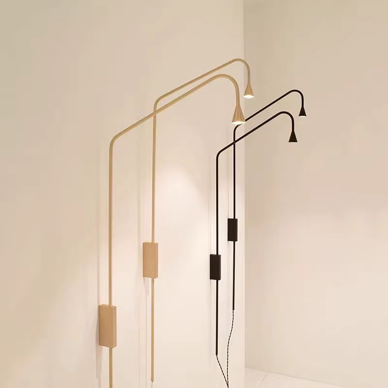 Homelover Wandlampe aus Aluminium im minimalistischen Design mit langem Arm als Leseleuchte und Ambiente-Spotlight in Gold/Messing oder Silber - Bild 1
