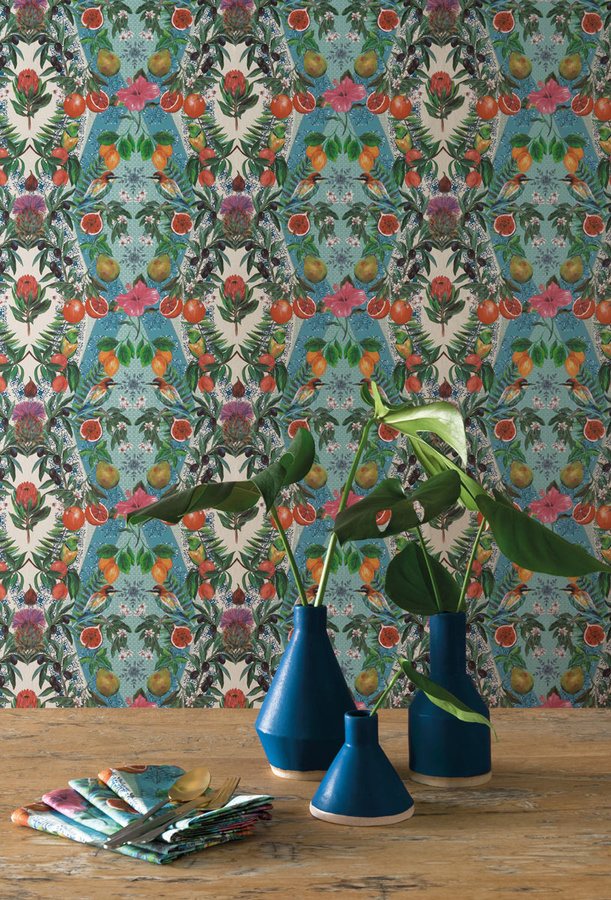 Tapete Talavera von Osborne & Little in Persian Blue mit floralem und mediterranem Design - Bild 1