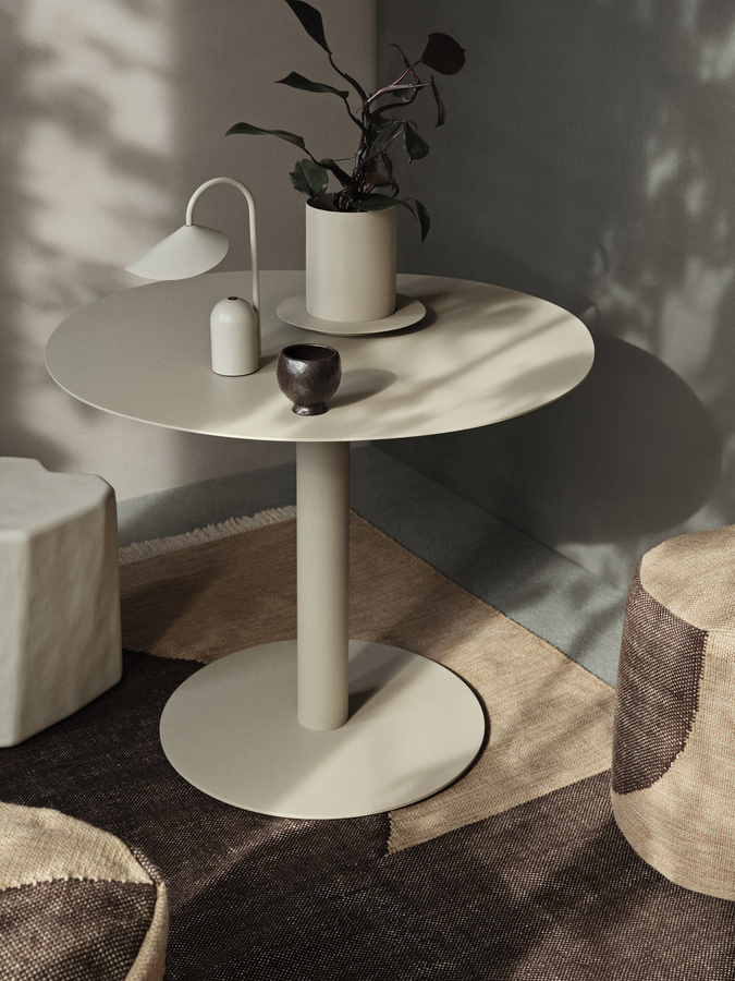 Ferm Living Pond Esstisch in Beige, runder Tisch mit organischem Design und höhenverstellbarer Mittelsäule für Außenbereich und Balkon - Bild 2