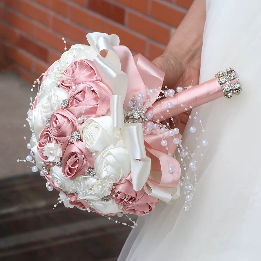 YeeNanee Handgefertigter Hochzeitsstrauß aus Satin-Rosen in Pink mit Kristallperlensträngen - Bild 4
