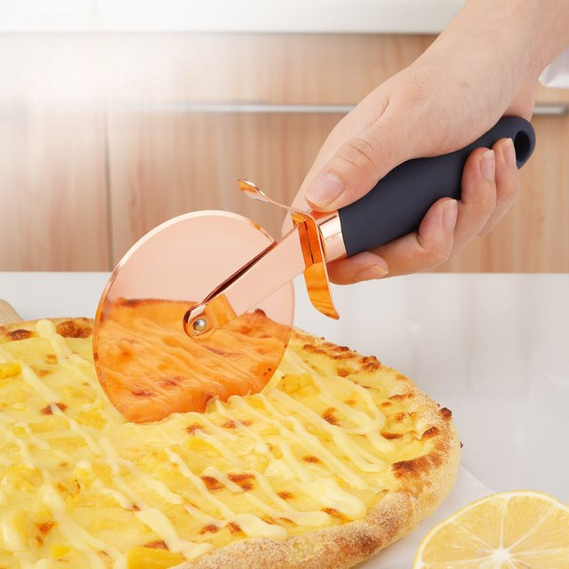PDQ Pizzaschneiderrad aus Edelstahl mit rutschfestem Griff in Roségold - Bild 1