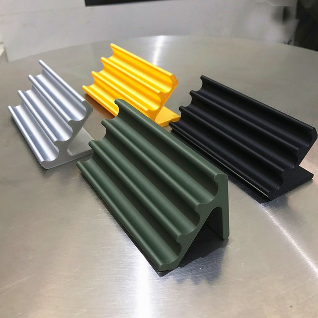 Dreistöckiger 3D-gedruckter Stifthalter als moderner Büro-Schreibtisch-Organizer in Schwarz, Gold oder Silber - Bild 1