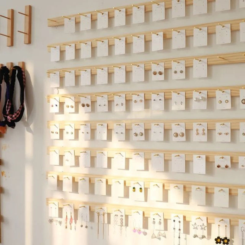 NALALOO Schmuck Wandbehang aus Holz als Organizer für Ohrringe, Halsketten und Ringe in Braun und Gold - Bild 1