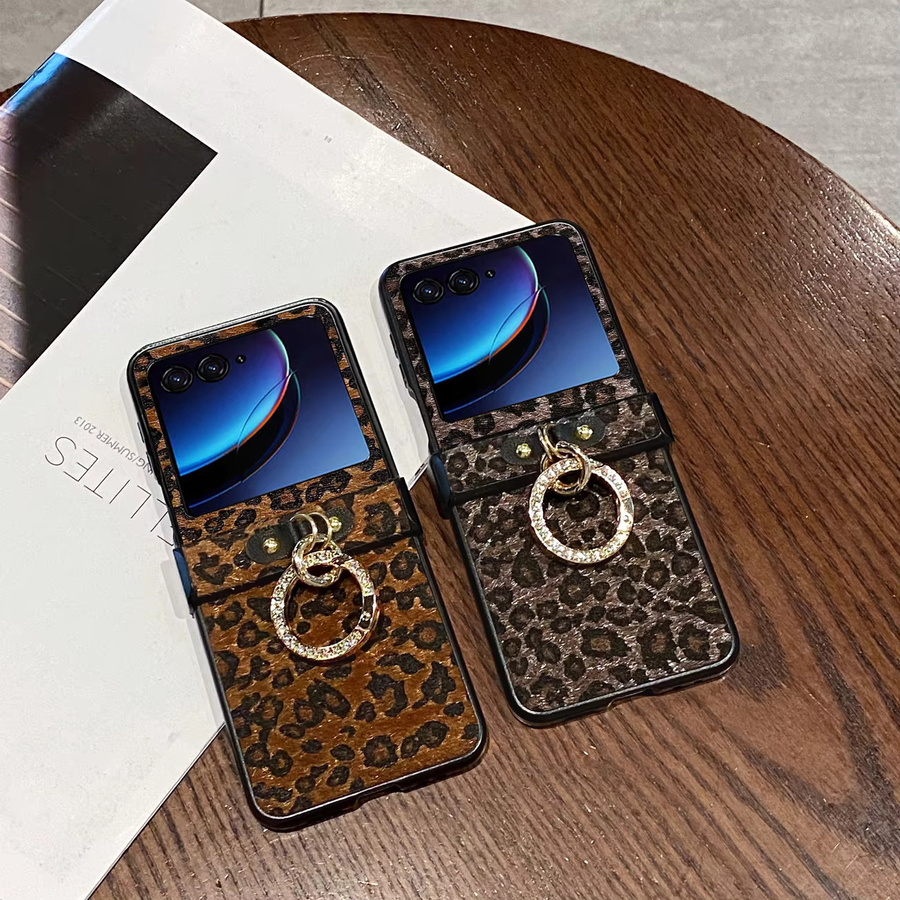 Motorola Moto Razr 50 60 70 Ultra Schutzhülle aus Leoparden-Leder mit Plüsch-Textur und Diamantring-Schnalle in Braun/Multicolor - Bild 3