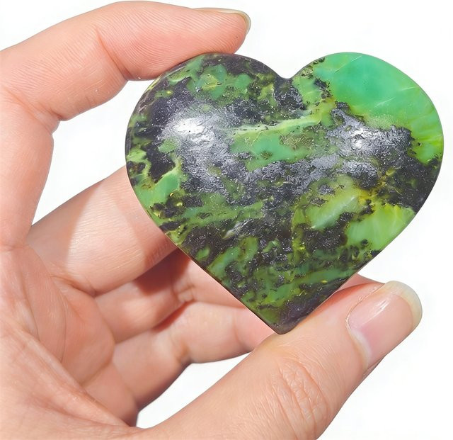 CrystalHola Grüner Opal-Kristall in Herzform mit schwarz geädertem Muster als Tischdekoration - Bild 1