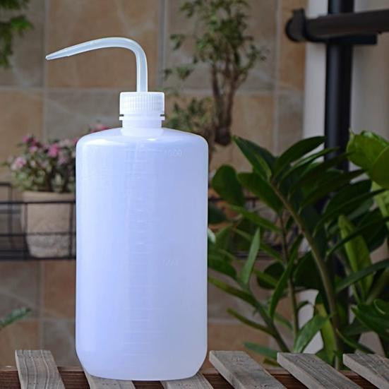 Yousheng Squeeze Gießflasche aus Kunststoff mit Skala und langer gebogener Düse, transparent, 1000 ml - Bild 2