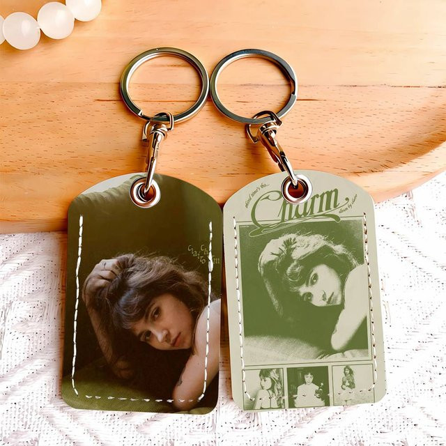 Singer Clairo Charm Kartenhalter mit Schlüsselanhänger, Unisex - Bild 1