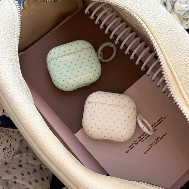 Stoßfeste Schutzhülle mit Polka-Dot-Design und Haken für Apple AirPods Pro 1, 2 und 3 sowie AirPods 1, 2, 3 und 4 in Weiß - Bild 1