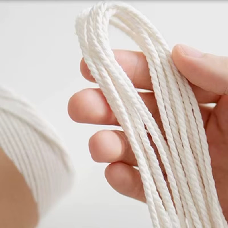 Baumwollgarn in Beige und Weiß zum Häkeln und Stricken - Bild 3