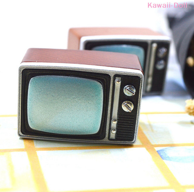 DIAPER&CORED Miniatur-TV in Braun als nostalgisches Puppenhaus-Zubehör für dein Wohnzimmer-Modell - Bild 1