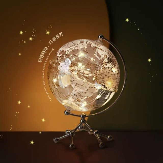 Transparentes Nachtlicht mit Segelglobus aus Glas und Metall in Silber und Warmweiß - Bild 1