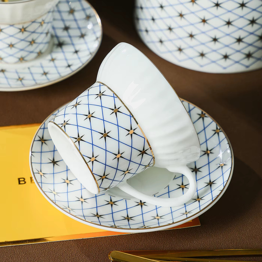 1-teiliges Tee-Set aus weißem Keramik-Knochenporzellan mit Teekanne und Kaffeetassen im geometrischen Design - Bild 2
