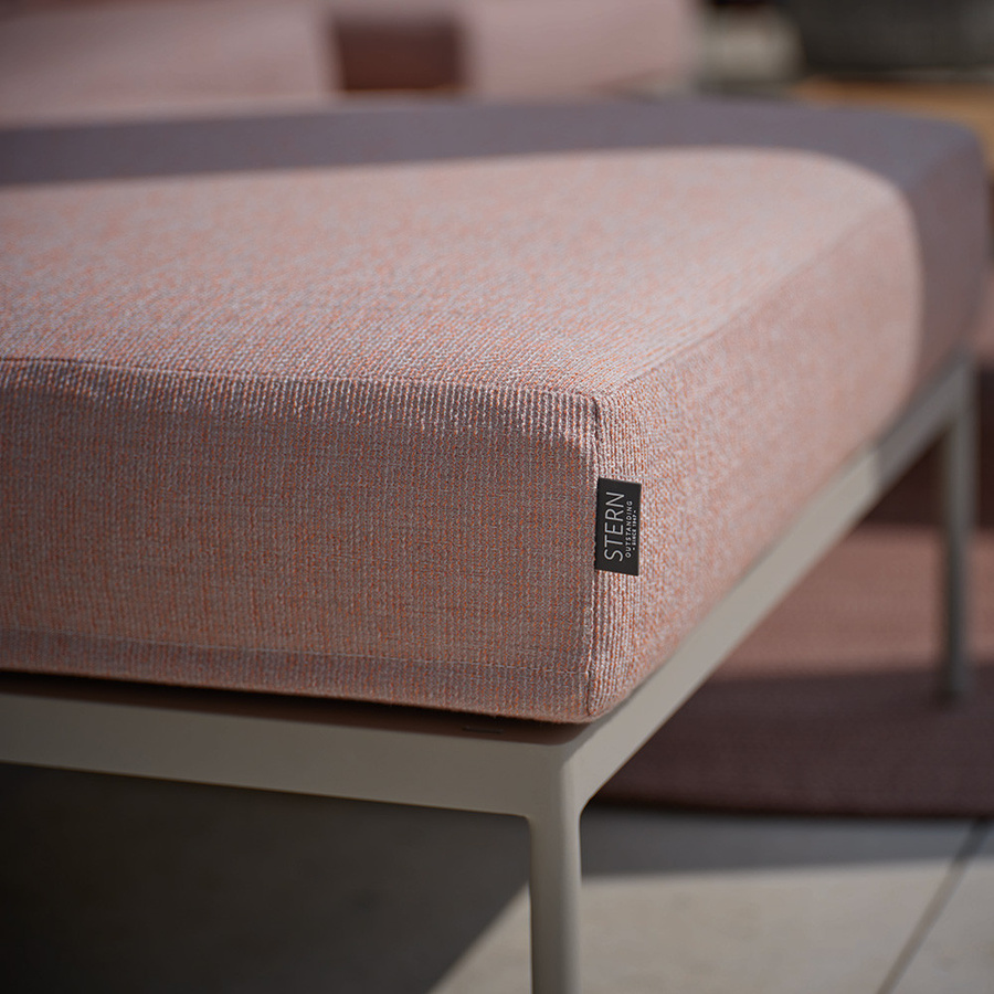 Stern Hocker Coco Lounge aus Aluminium in Greige mit Kissen in Lychee und grauem Bezug - Bild 2